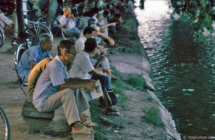Sinh hoạt của người dân xung quanh Hồ Hoàn Kiếm, 1992.